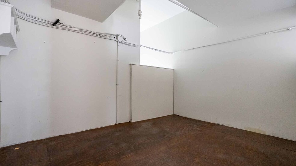 More Photos Of 26 Cordova St E, Vancouver Storefront For Lease