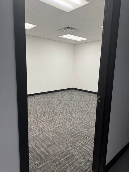 More Photos Of 9011 Polaris Dr, Oklahoma City Distribution For Lease