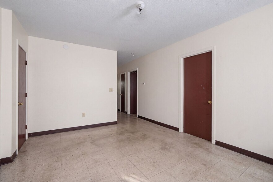 More Photos Of 471 Pond St, Woonsocket Apartments For Sale