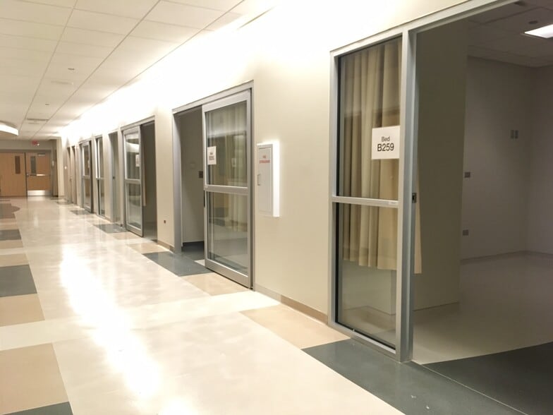 More Photos Of 901-934 Center St, Elgin Hospital For Sale