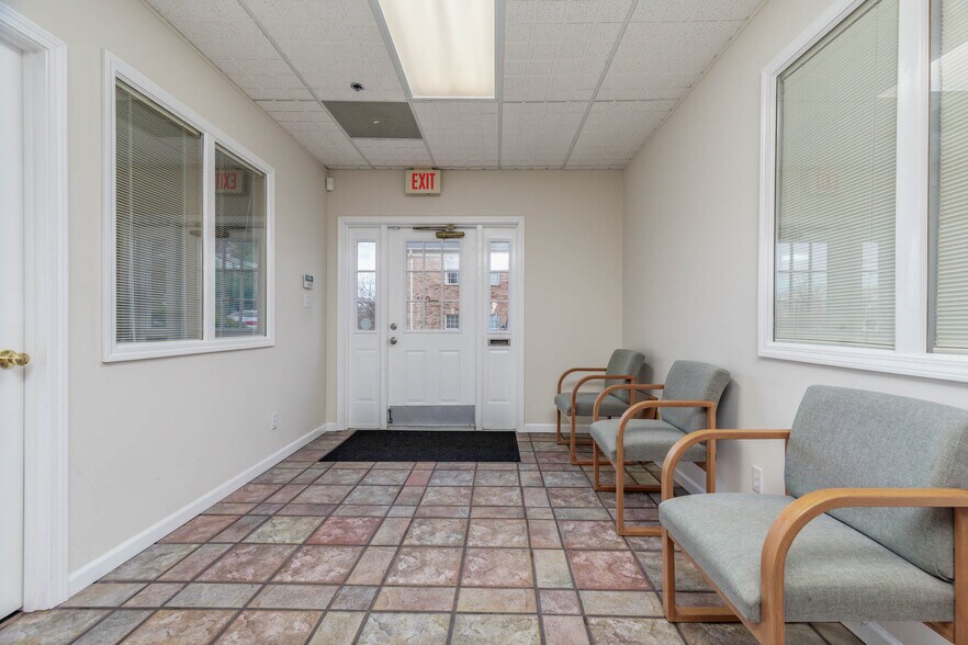 More Photos Of 116 Cliff Cave Rd, Saint Louis Office For Lease