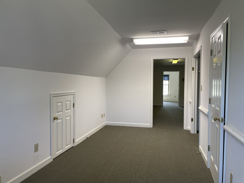 More Photos Of 8979 Pocahontas Trl, Williamsburg Light Distribution For Lease