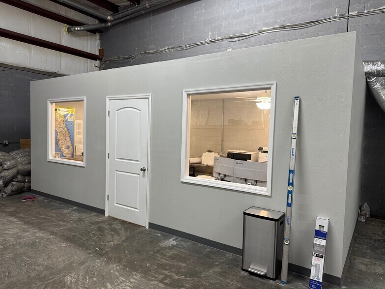 More Photos Of 1250-1290 Hand Ave, Ormond Beach Showroom For Lease