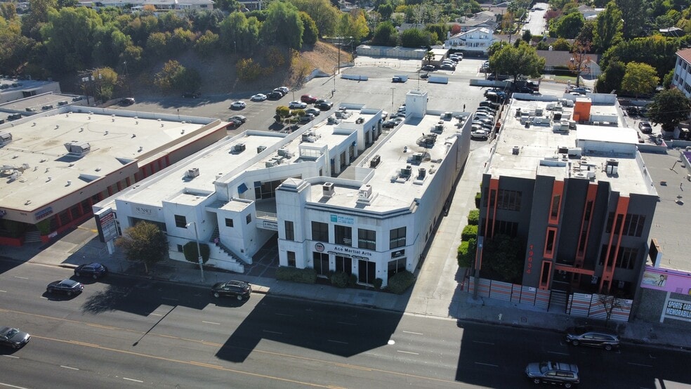 More Photos Of 19626 Ventura Blvd, Tarzana Office For Lease
