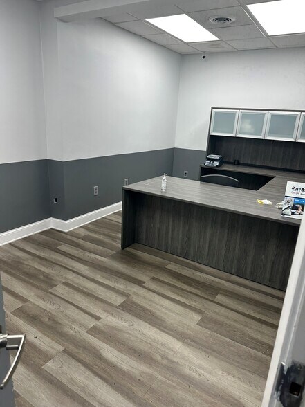 More Photos Of 687 Cobb Pky S, Marietta Freestanding For Sale