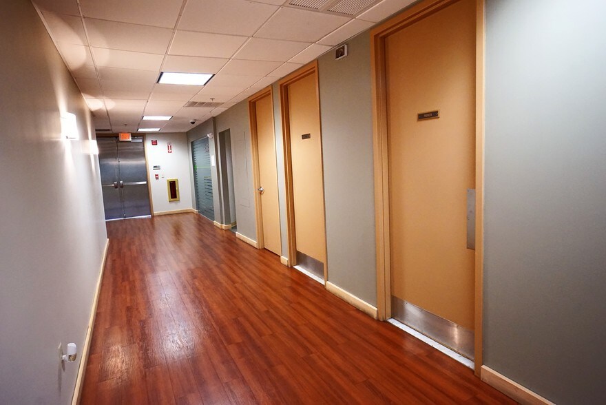 More Photos Of 6 Trafalgar Sq, Nashua Office For Lease