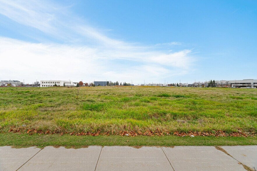 More Photos Of 70 Superior Blvd, Mississauga Land For Sale
