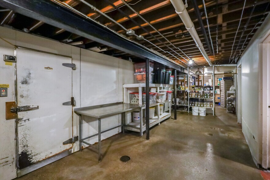 More Photos Of 2604 Custer St, Manitowoc General Retail For Sale