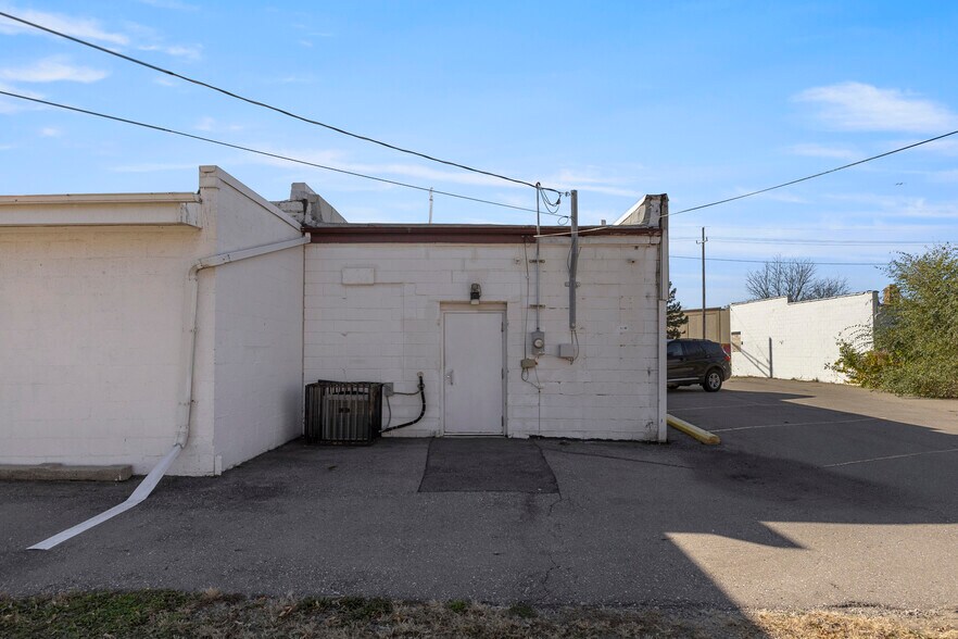 More Photos Of 25420 Grand River ave, Redford Twp Service Station For Lease