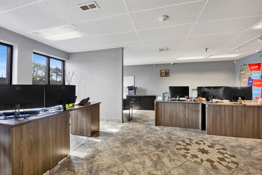 More Photos Of 764-768 Thomas Dr, Bensenville Manufacturing For Lease
