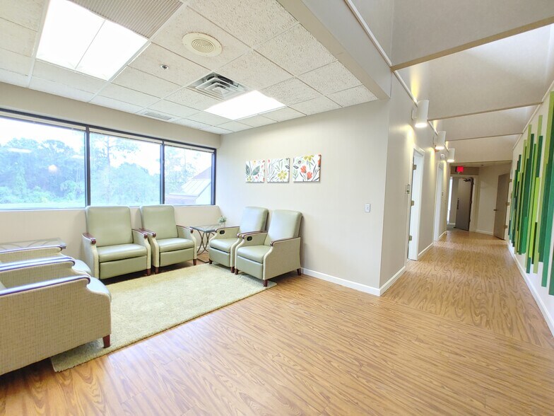 More Photos Of 9000 Cypress Green Dr, Jacksonville Office For Lease