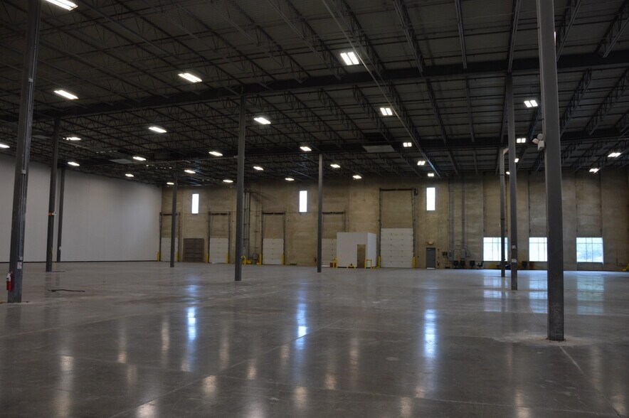 More Photos Of 3210 Oak Grove Ave, Waukegan Warehouse For Lease