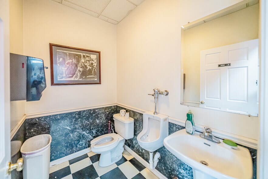 More Photos Of 1014 W Main St, Princeton Freestanding For Sale
