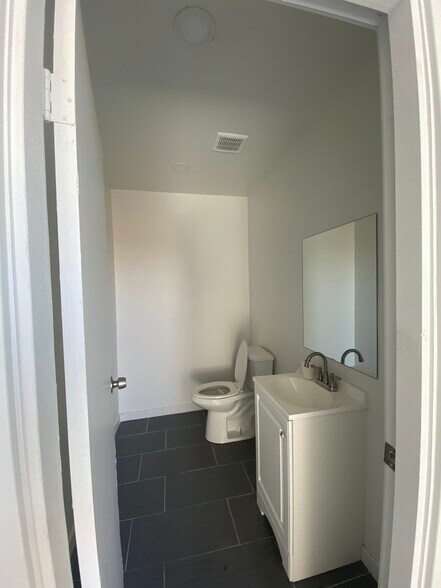 More Photos Of 7848-7856 Salt Lake Ave, Huntington Park Manufacturing For Lease