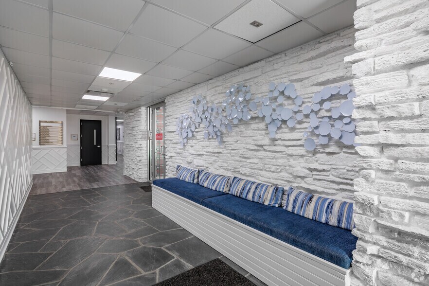 More Photos Of 1044 N Western Ave, Lake Forest Office For Lease