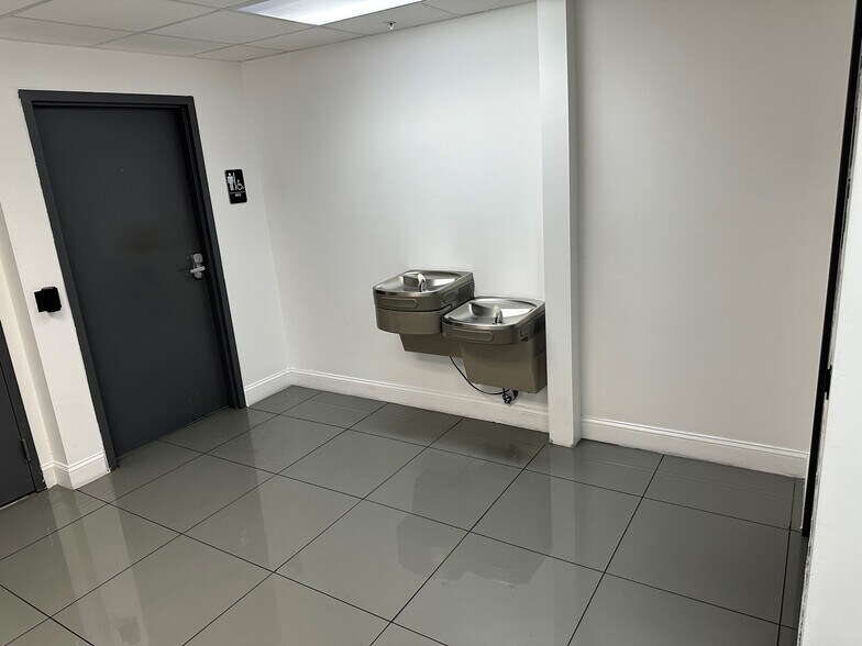 More Photos Of 1000 W Pembroke Rd, Hallandale Beach Self Storage For Lease