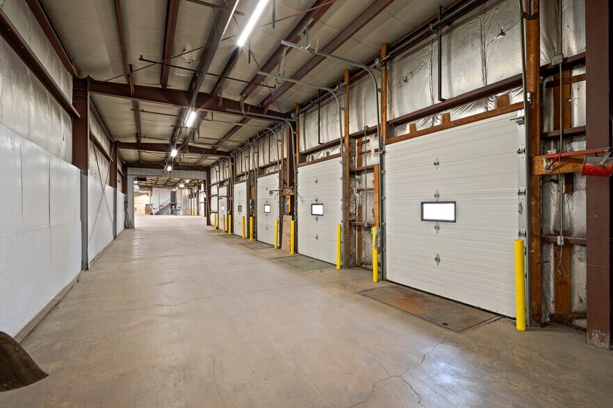 More Photos Of 815-925 E Albert Dr, Manitowoc Warehouse For Lease