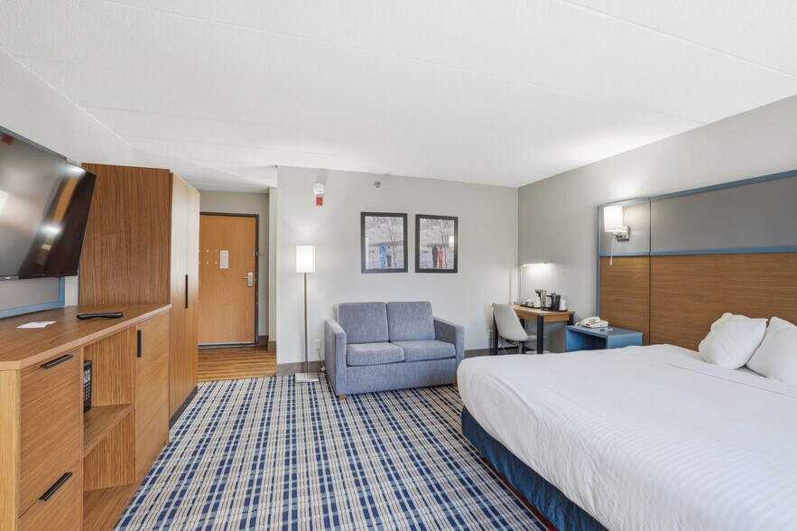 More Photos Of 4675 White Bear Pky, White Bear Lake Hotel For Sale