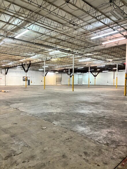 More Photos Of 5160 W Clifton St, Tampa Manufacturing For Lease