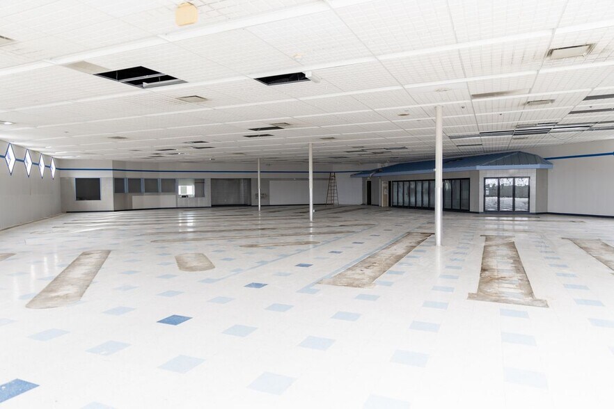 More Photos Of 634 N Bardstown Rd, Mount Washington Freestanding For Lease