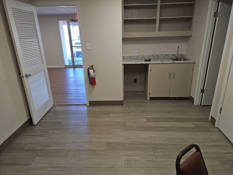 More Photos Of 810 E Main Ave, Robstown Office For Sale