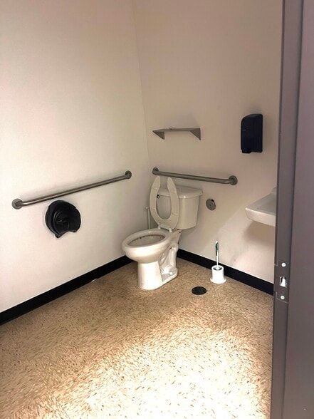 More Photos Of 202-204 N Dooley St, Grapevine Medical For Sale