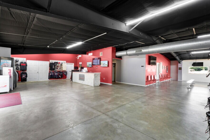 More Photos Of 5821 Pit Rd, Bushnell Flex For Sale