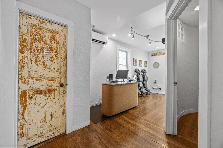 More Photos Of 182 Commercial St, Provincetown Storefront For Sale