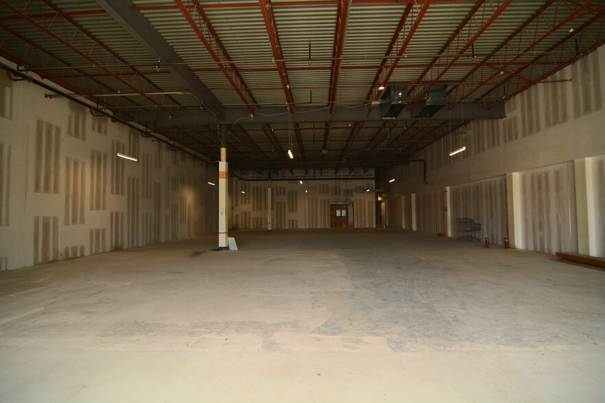 More Photos Of 1080-1140 Old Country Rd, Riverhead Unknown For Lease