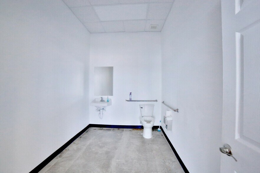 More Photos Of 11130 Gulf Fwy, Houston Storefront Retail Office For Lease