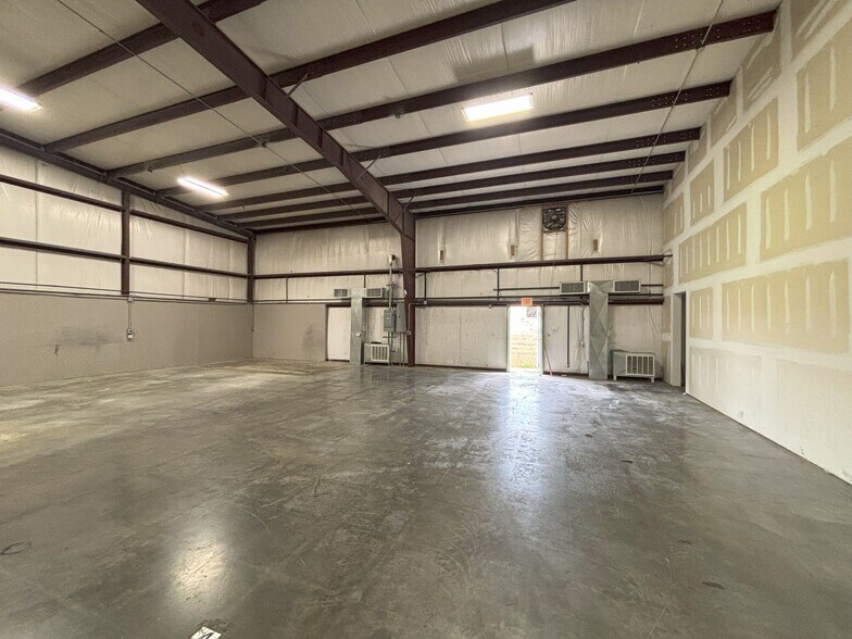 More Photos Of 1035 E 23rd St, Lawrence Warehouse For Lease