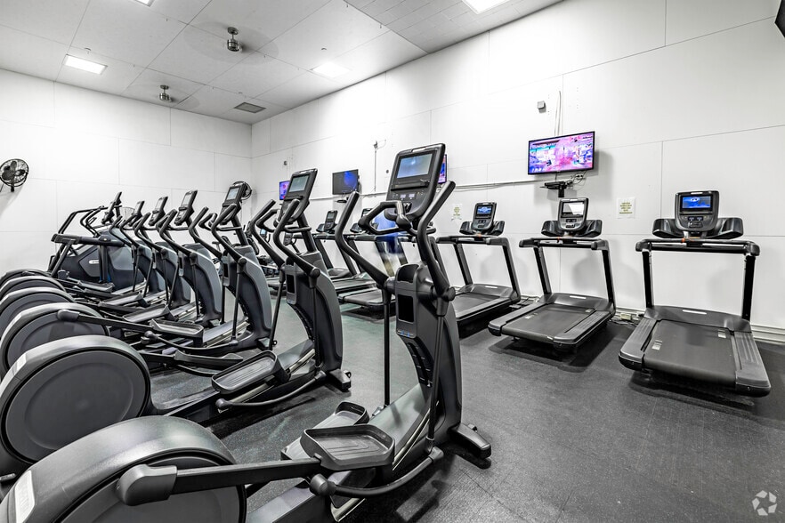 More Photos Of 1 Blue Hill Plz, Pearl River Unknown For Lease