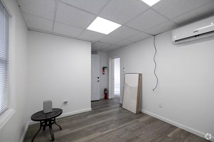 More Photos Of 700 Summa Ave, Westbury Distribution For Sale