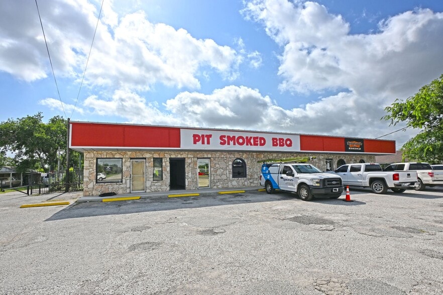 More Photos Of S 2162 S WW White Rd, San Antonio Restaurant For Sale