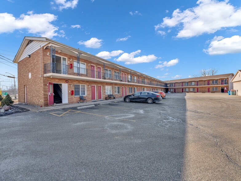 More Photos Of 2889 Howard Av, Windsor Hotel For Sale