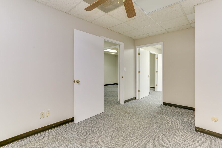 More Photos Of 1222 Executive Blvd, Chesapeake Showroom For Lease