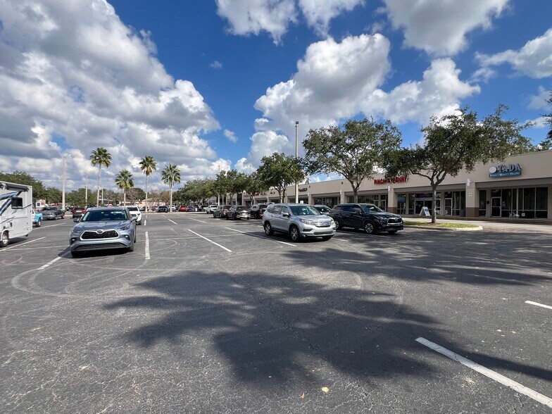 More Photos Of 16719 Fishhawk Blvd, Lithia General Retail For Lease