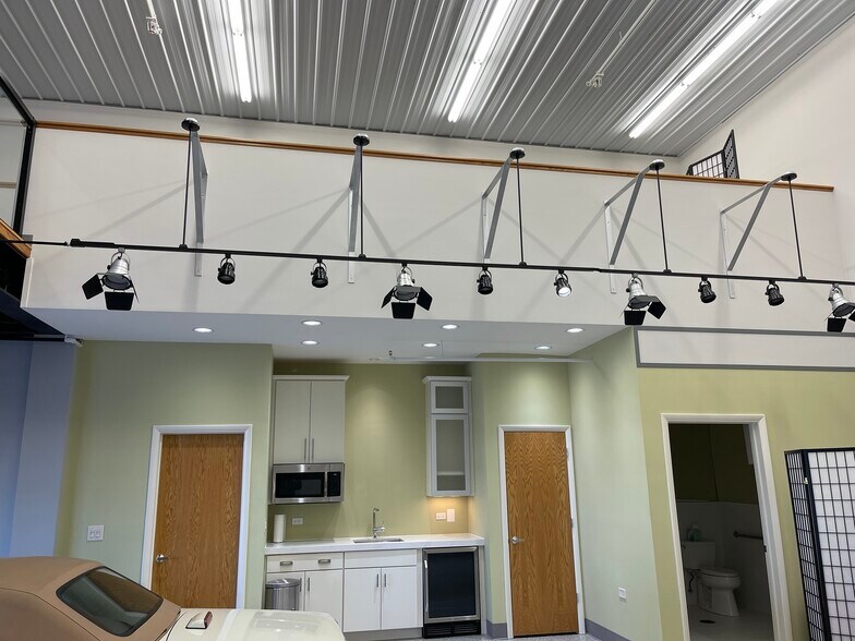 More Photos Of 2108-2260 Ferry Rd, Naperville Showroom For Sale