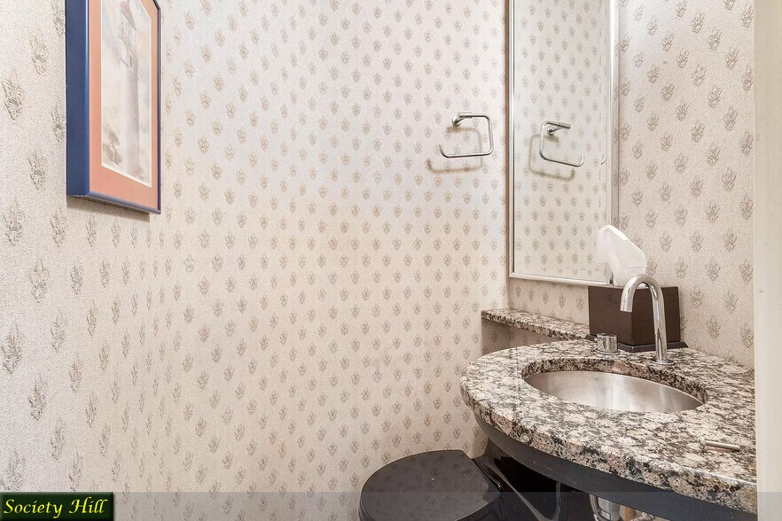 More Photos Of 208 S 3rd St, Philadelphia Storefront Retail Office For Lease