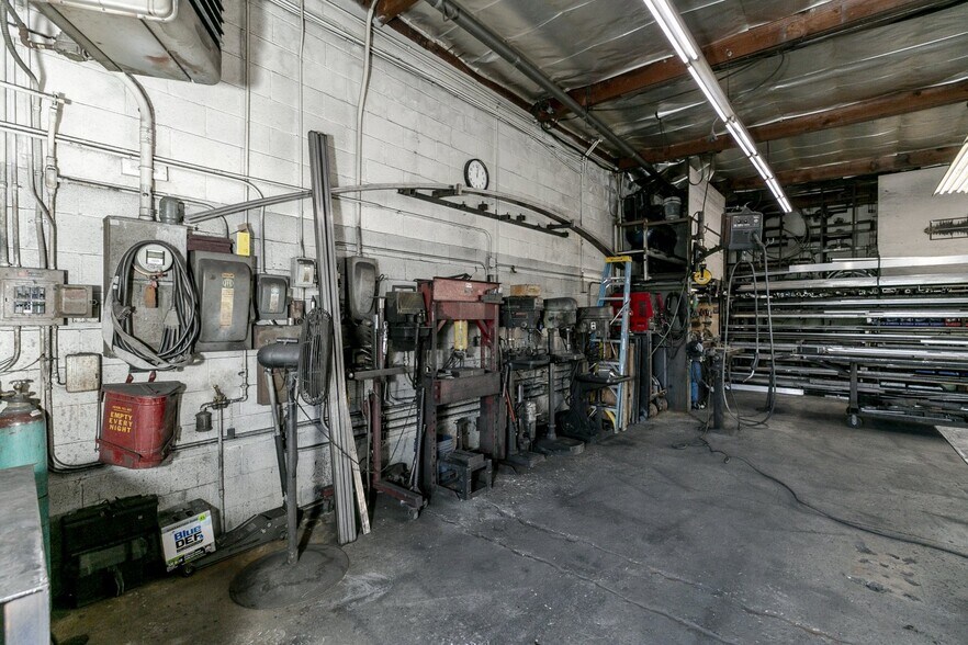 More Photos Of 6015 Kester Ave, Van Nuys Warehouse For Sale