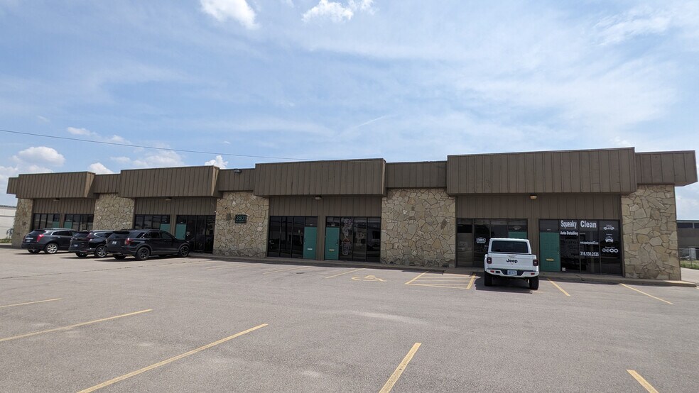 More Photos Of 3601 W Harry St, Wichita Flex For Sale