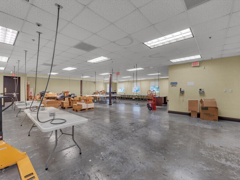 More Photos Of 2260 NW 114th Ave, Doral Warehouse For Lease