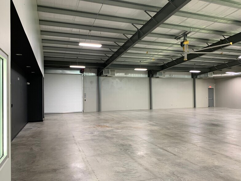 More Photos Of 12110 S Harrells Ferry Rd, Baton Rouge Showroom For Lease