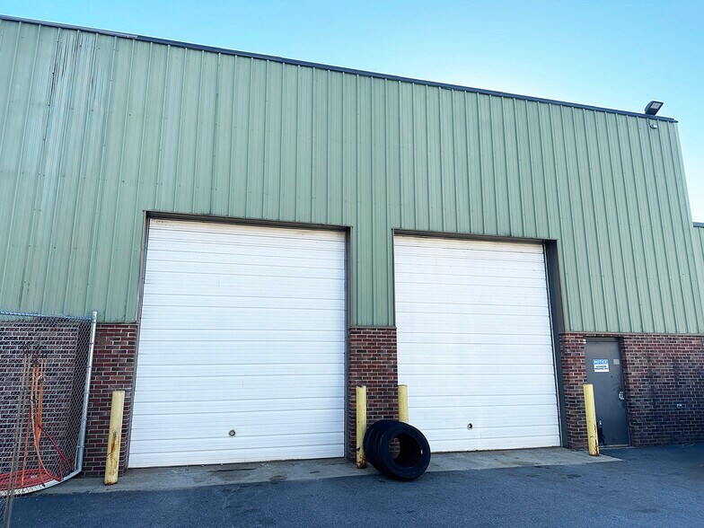 More Photos Of 15 Bradco St, Keene Distribution For Lease