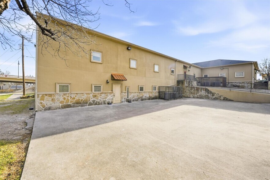 More Photos Of 1300 E Belknap St, Fort Worth Showroom For Sale