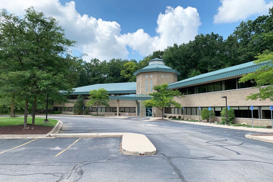 Primary Photo Of 7960 Grand River Rd, Brighton Medical For Lease