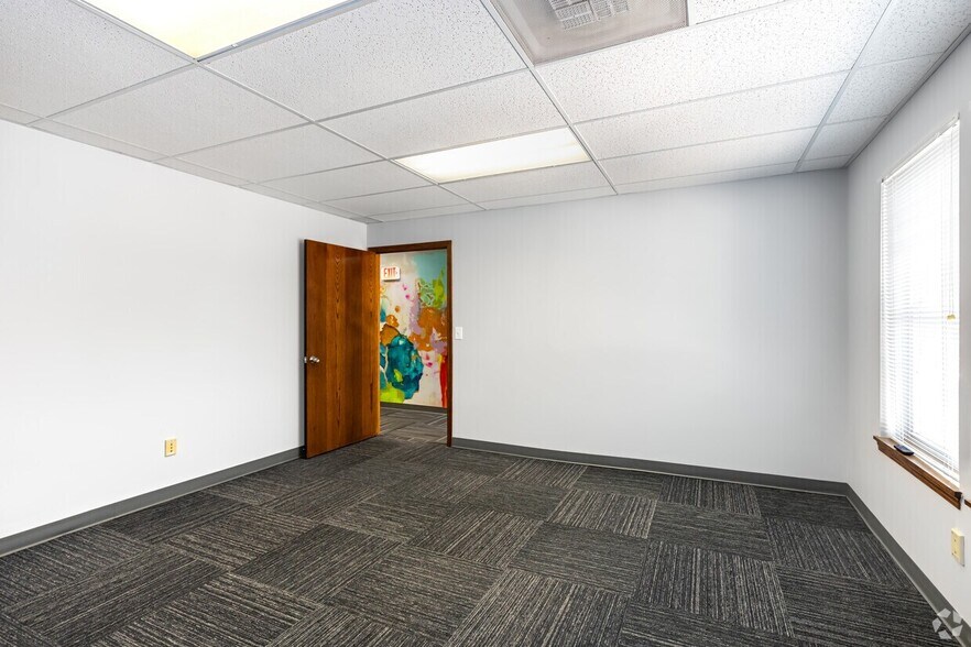 More Photos Of 231-235 SW Noel St, Lee's Summit Office For Sale