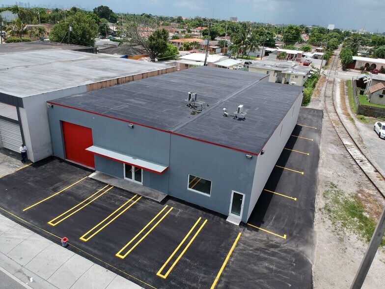 More Photos Of 242 W 21st St, Hialeah Warehouse For Lease