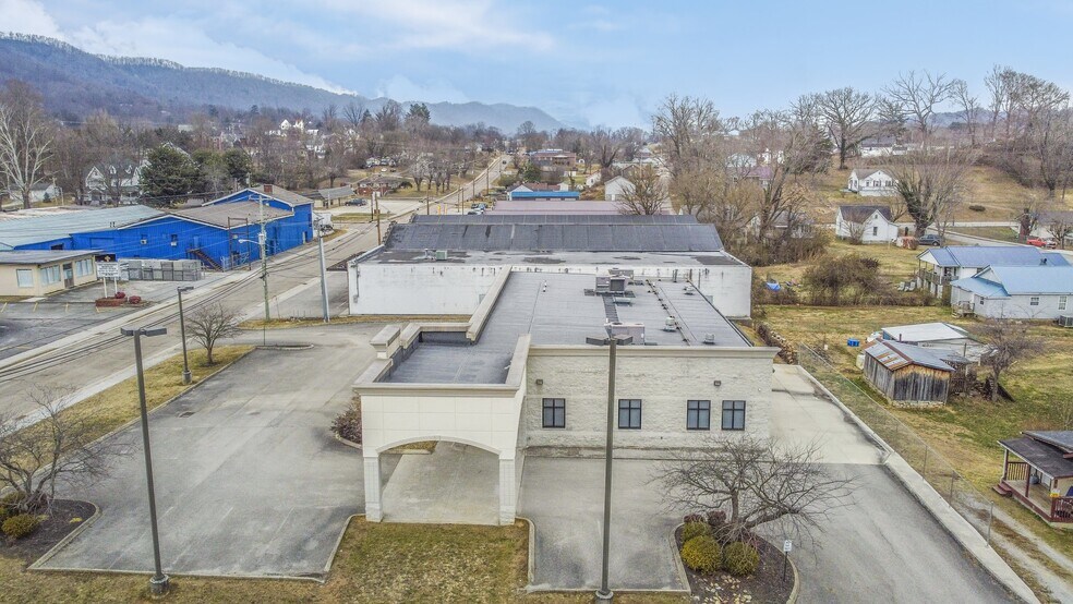 More Photos Of 305 River Dr, LaFollette Medical For Sale