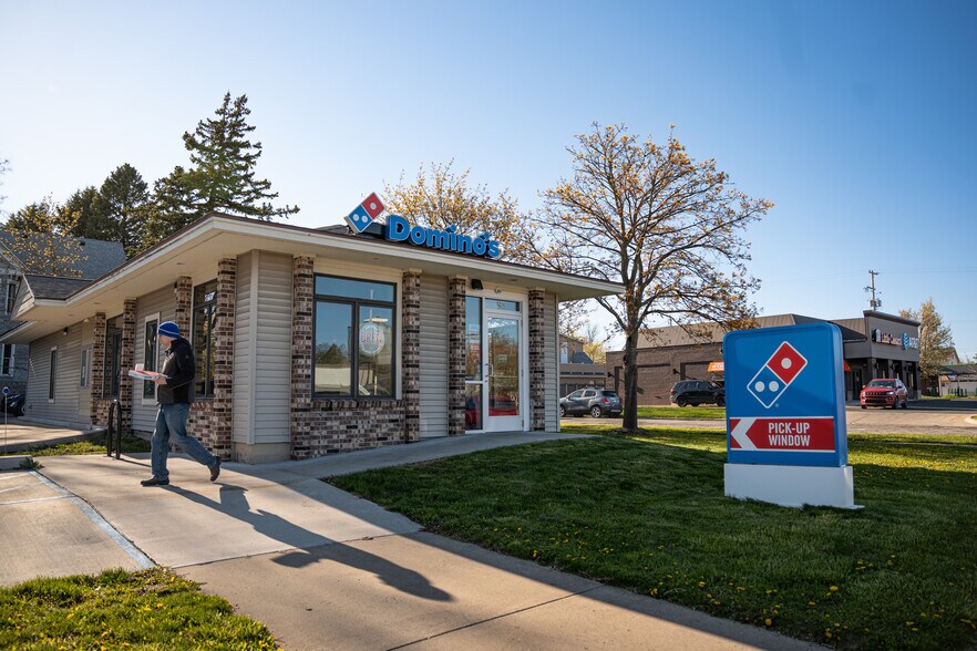 More Photos Of 206 Cypress St, Manistee Office For Sale